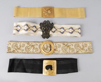 Vier Jugendstil Gürtelschließen mit Gürtelbändern, um 1900 - Antiquariato