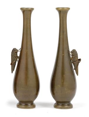 A pair of bronze vases with grasshoppers, Japan, Meiji Period - Clocks, Asian Art, Metalwork, Faience, Folk Art, Sculpture