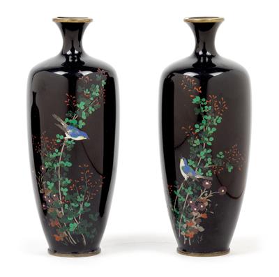 1 Paar Cloisonné Vasen, Japan, Meiji Periode - Uhren, Metallarbeiten, Asiatika, Fayencen, Skulpturen, Volkskunst