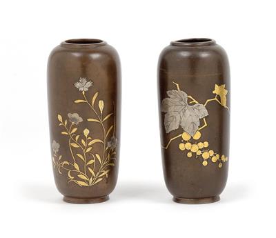 A pair of small bronze vases, Japan, Meiji Period - Orologi, arte asiatica, metalli lavorati, fayence, arte popolare, sculture