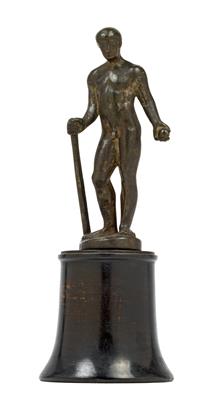 A figure of an athlete in the manner of antiquity, - Clocks, Asian Art, Metalwork, Faience, Folk Art, Sculpture