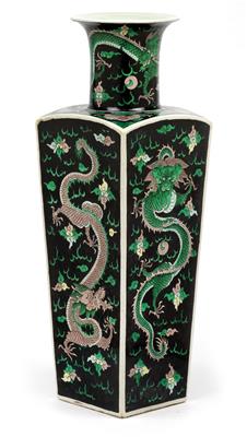 A famille noir vase, China, 19th/20th cent. - Orologi, arte asiatica, metalli lavorati, fayence, arte popolare, sculture