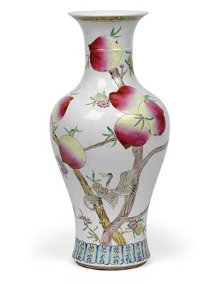 A famille rose vase with peach décor, China, Republic Period - Umění a starožitnosti
