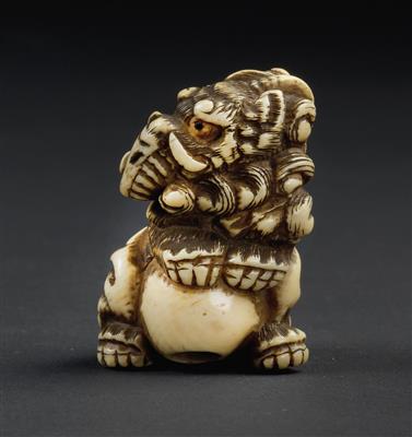 An ivory netsuke of Baku with a ball, Japan, 18. cent. - Umění a starožitnosti