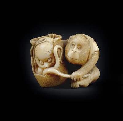 Netsuke eines Affen mit Oktopus, Japan, Meiji Periode, signiert Tomochika - Uhren, Metallarbeiten, Asiatika, Fayencen, Skulpturen, Volkskunst