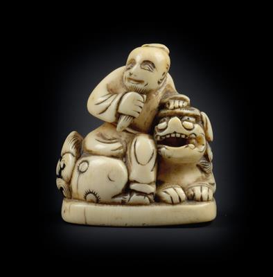 An ivory netsuke of a sennin seated on a shishi, Japan, 18th/19th cent. - Umění a starožitnosti