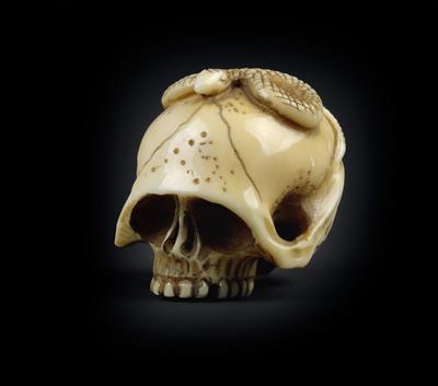 An ivory netsuke of a skull and a snake, Japan, Meiji Period - Umění a starožitnosti