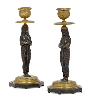 A pair of candleholders in the Egyptian manner, - Orologi, arte asiatica, metalli lavorati, fayence, arte popolare, sculture