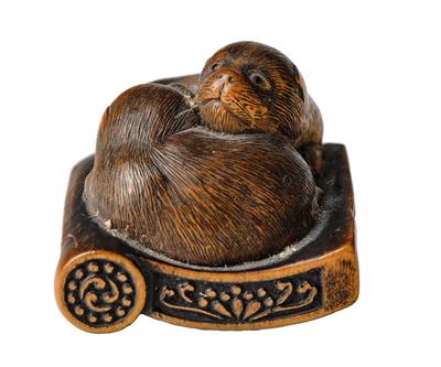 A Netsuke of Two Puppies, Japan, 19th Century, Signed, - Starožitnosti - Část 1