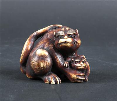 Netsuke eines Tigers mit Jungem, - Asiatika