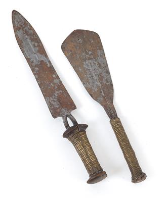 Mixed lot (2 items): Yakoma, Ngbandi, Dem. Rep. of Congo: Two knifes with typically shaped blades, the hilts wrapped in brass. - Arte Tribale