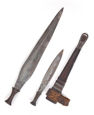 Konvolut (2 Stücke): Zande (oder Azande), Boa, DR Kongo: Ein Kurzschwert und ein Oberarm-Messer mit Scheide. - Stammeskunst/Tribal-Art