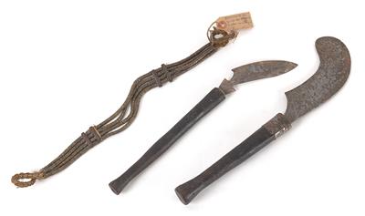 Konvolut (3 Stücke): Mangbetu, Momvu, Wagenia; DR Kongo: Zwei Arbeits-Messer und ein Gürtel. - Stammeskunst/Tribal-Art