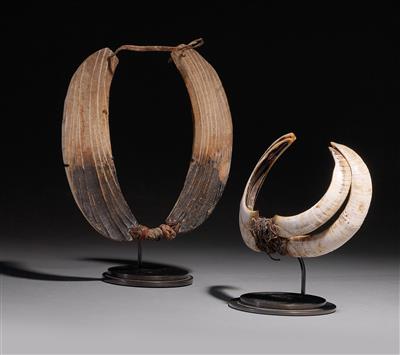 2 archaic pieces of jewelry, boar tusks and horn. - Tribal Art