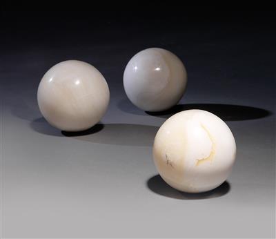 Three Bénitier-shell balls. - Source