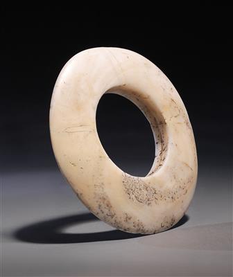 Edler Muschelgeld-Ring „Boyken“, gefertigt aus der Großen Riesenmuschel (Tridacna Gigas) - Tribal Art