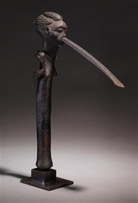 An early Pende black ceremonial mother/child adze, Democratic Republic of Congo. - Tribal Art