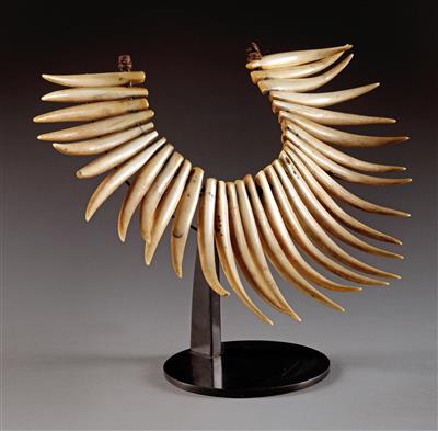 Wasekaseka. A fine Fidjian whaletooth necklace composed of thirty tapered curved sections of whaleteeth, - Tribal Art
