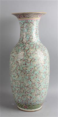 Famille rose Vase mit "Hundred Cranes" Dekor, - Antiques