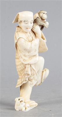 Kleines Okimono eines Mannes mit Affe und Hündchen, - Antiques