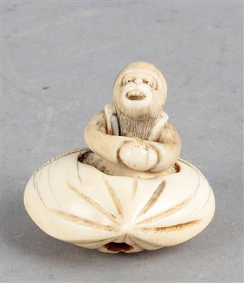 Netsuke Affe auf Kastanie, - Antiques