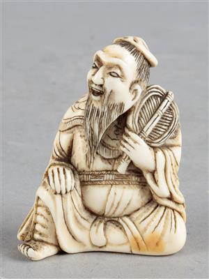 Netsuke eines sitzenden Mannes mit Fächer, - Antiquariato