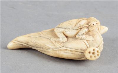 Netsuke Frosch auf Lotusblatt, - Antiquariato