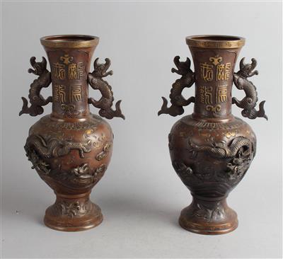 Paar Bronzevasen, - Antiques