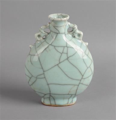Seladon glasierte Flaschenvase, - Asiatische Kunst