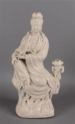Sitzende Blanc de Chine Guanyin mit Ruyi Zepter, - Antiques