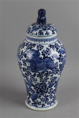 Blau-weiße Deckelvase, - Antiquariato