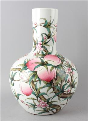 Famille rose "Nine Peaches" Vase, - Asiatische Kunst
