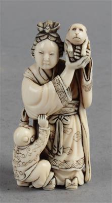 Netsuke einer Frau mit karako und Hündchen, - Asiatische Kunst