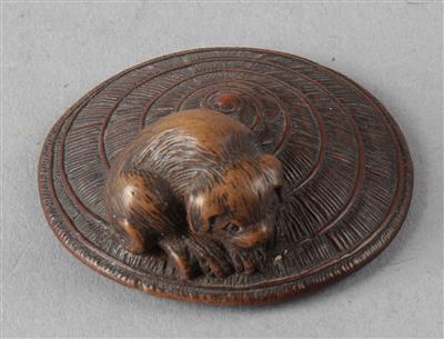 Netsuke eines Hundes auf Strohhut, - Antiquariato