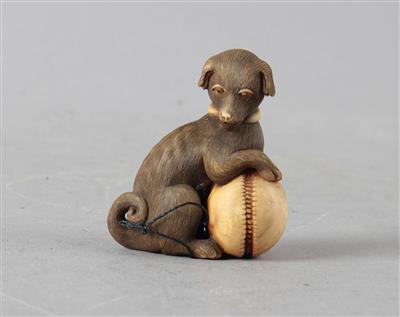Netsuke eines Hundes mit Kemari Ball, - Works of Art
