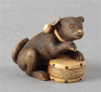 Netsuke eines Hundes mit Trommel, - Works of Art