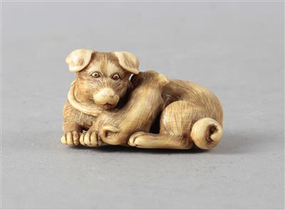 Netsuke eines liegenden Hundes mit einem Welpen, - Asiatische Kunst