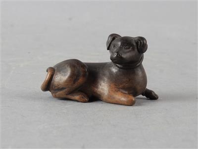 Netsuke eines liegenden Hundes mit Halsband, - Works of Art