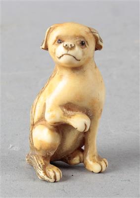 Netsuke eines sitzenden Hundes mit erhobener Pfote, - Starožitnosti