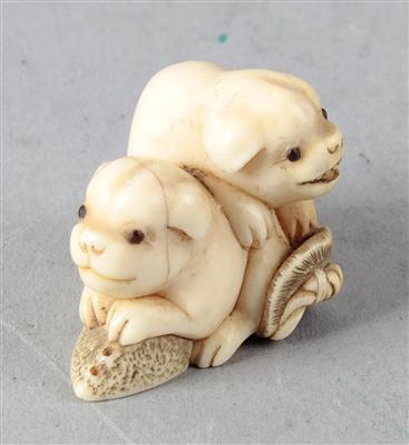 Netsuke zweier Welpen mit Strohsandale und Muschel, - Works of Art