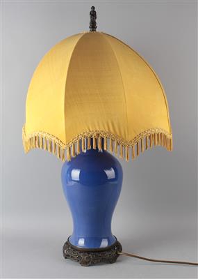 Puderblau glasierte Tischlampe, - Works of Art