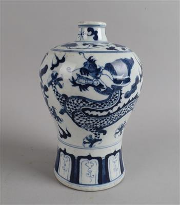 Blau-weiße Vase, - Asiatische Kunst