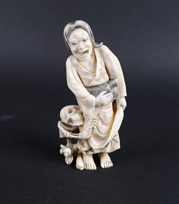 Kleines Okimono eines Mannes mit Skelett, - Asiatische Kunst