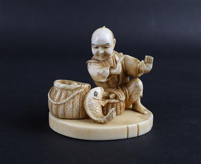 Kleines Okimono eines, vor einem Karpfen erschrockenen Mannes, - Asiatische Kunst