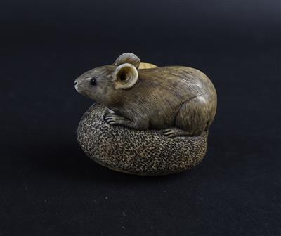 Netsuke einer Ratte mit zwei Haselnüssen, - Starožitnosti