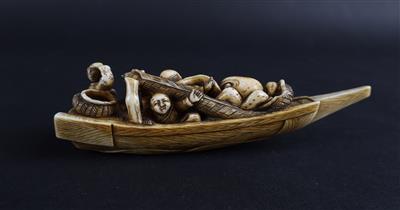 Netsuke eines Bootes mit zwei Fischern und Oktopus, - Asiatische Kunst