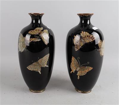 Paar Cloisonné Vasen, - Asiatische Kunst