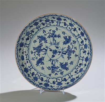 Blau-weißer Teller, Kangxi Periode, unterglasurblaue lingzhi Marke im Doppelring sowie Johanneums-Nr., - Asiatische Kunst