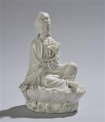 A Dehua Blanc de Chine Figure of Guanyin, - Arte Asiatica