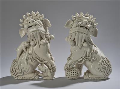 A Pair of Large Dehua Blanc de Chine Buddhist Lions, China, Late Qing Dynasty/Republic Period, - Asijské umění